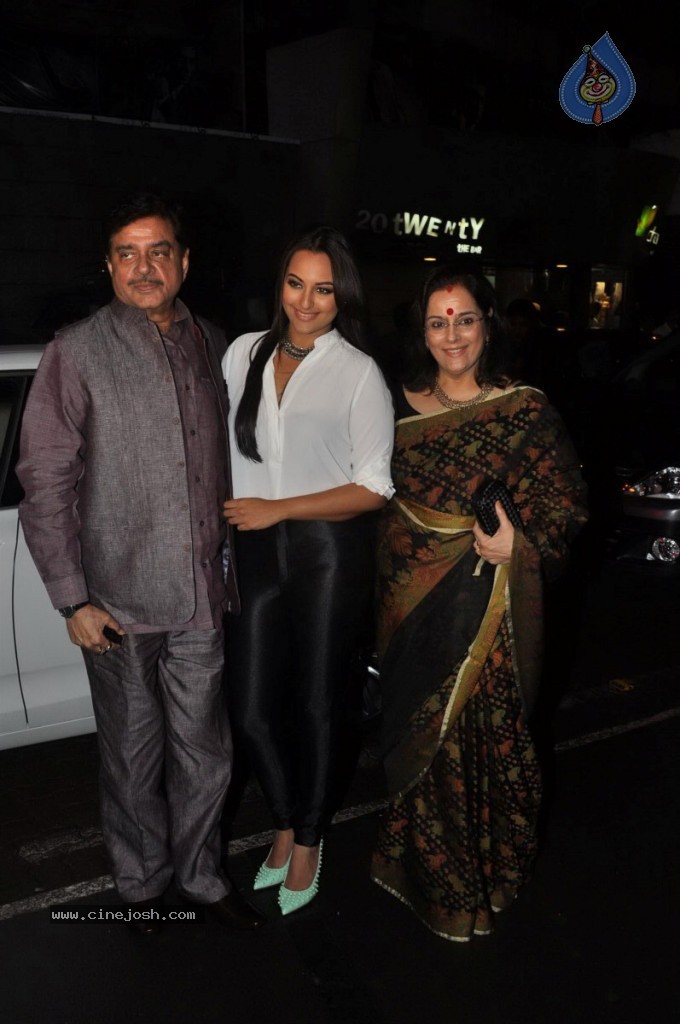 Bolly Celebs at Lootera Success Bash - 59 / 92 photos