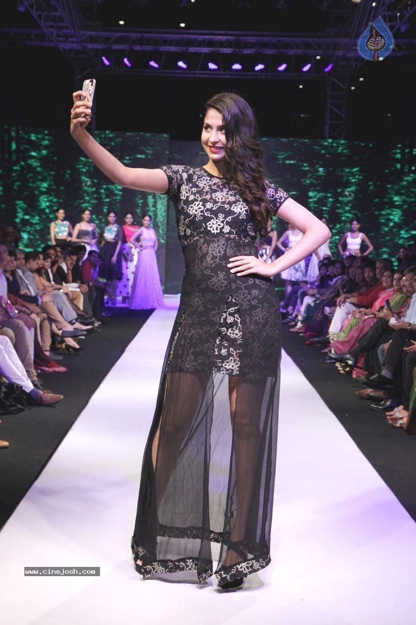 Bolly Celebs at Madame Style Week 2014 - 30 / 85 photos