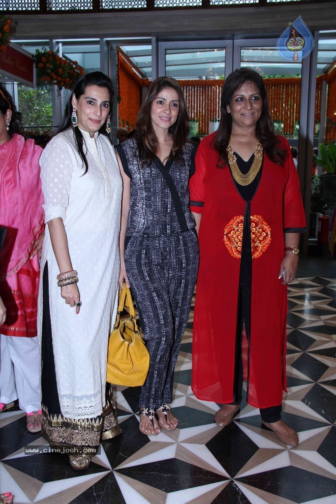 Bolly Celebs at Mana Shetty Araaish Exhibition  - 16 / 30 photos