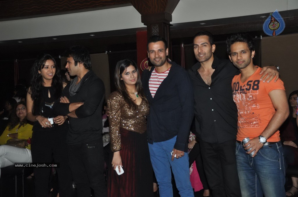 Bolly Celebs at Manali Jagtap Fashion Show - 50 / 58 photos