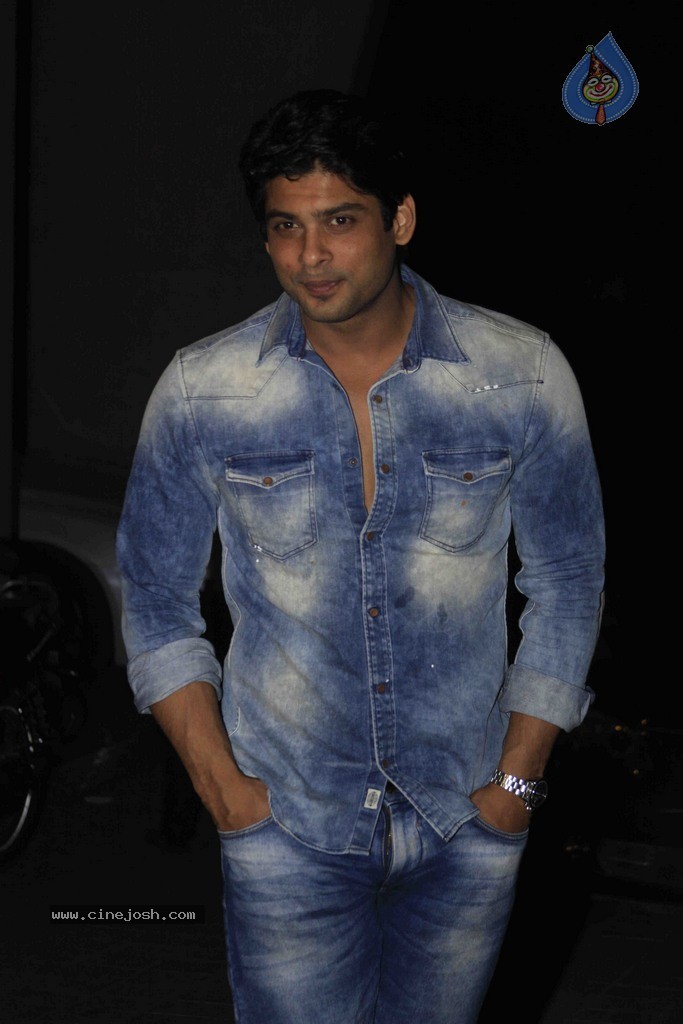 Bolly Celebs at Manish Malhotra Bday Party - 38 / 51 photos