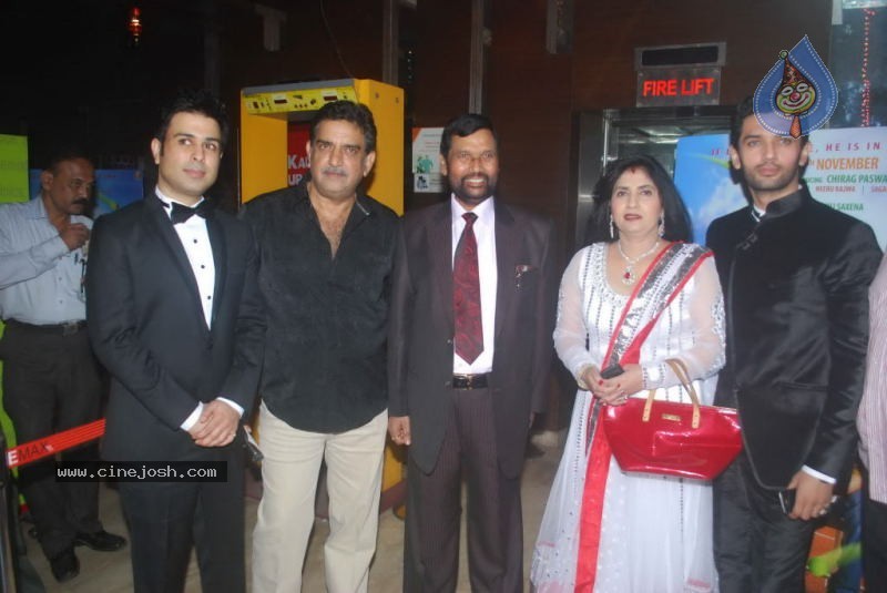 Bolly Celebs at Miley Naa Miley Hum Premiere Show - 33 / 62 photos