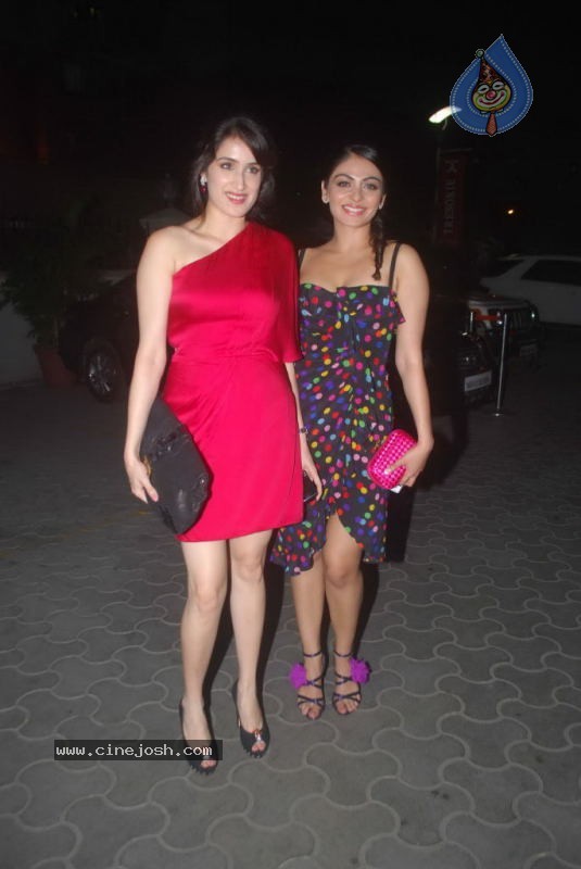 Bolly Celebs at Miley Naa Miley Hum Premiere Show - 59 / 62 photos