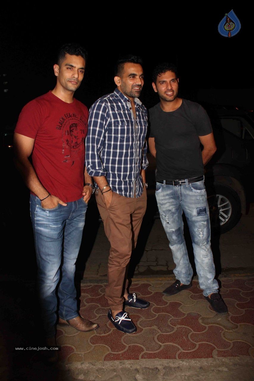 Bolly Celebs at Mukesh Chabbra Bday Party 02 - 43 / 89 photos