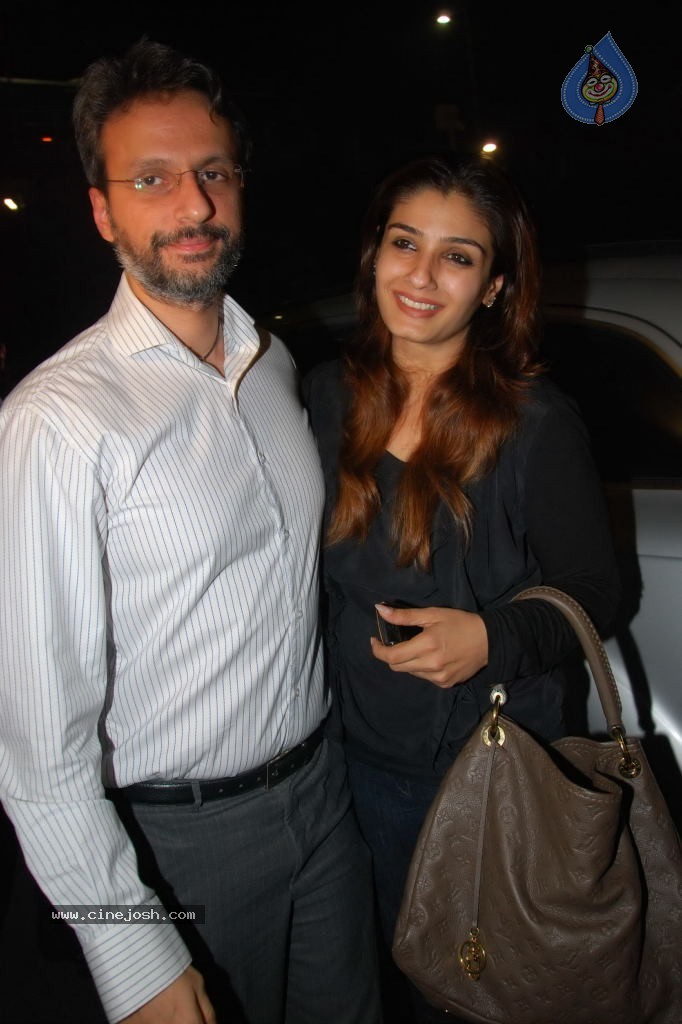 Bolly Celebs at Mumbai Airport - 7 / 30 photos