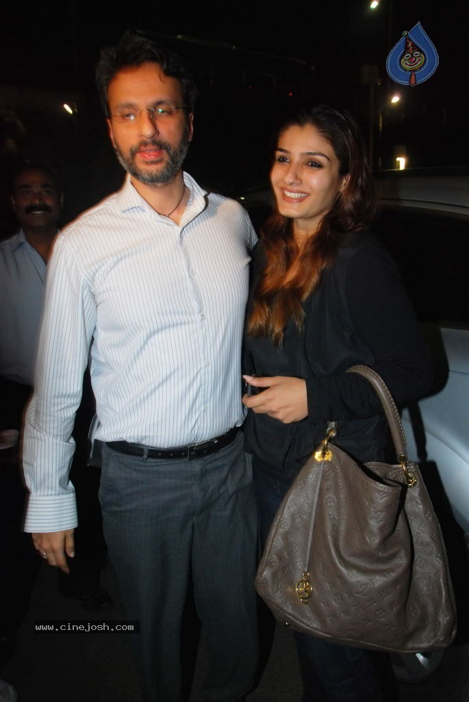 Bolly Celebs at Mumbai Airport - 22 / 30 photos