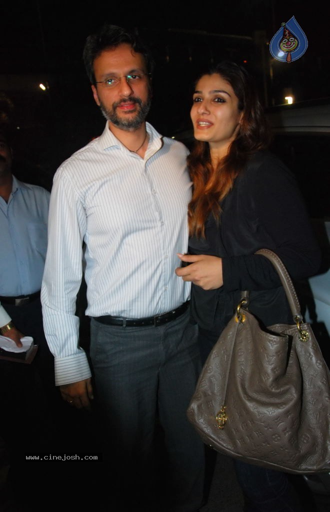 Bolly Celebs at Mumbai Airport - 28 / 30 photos