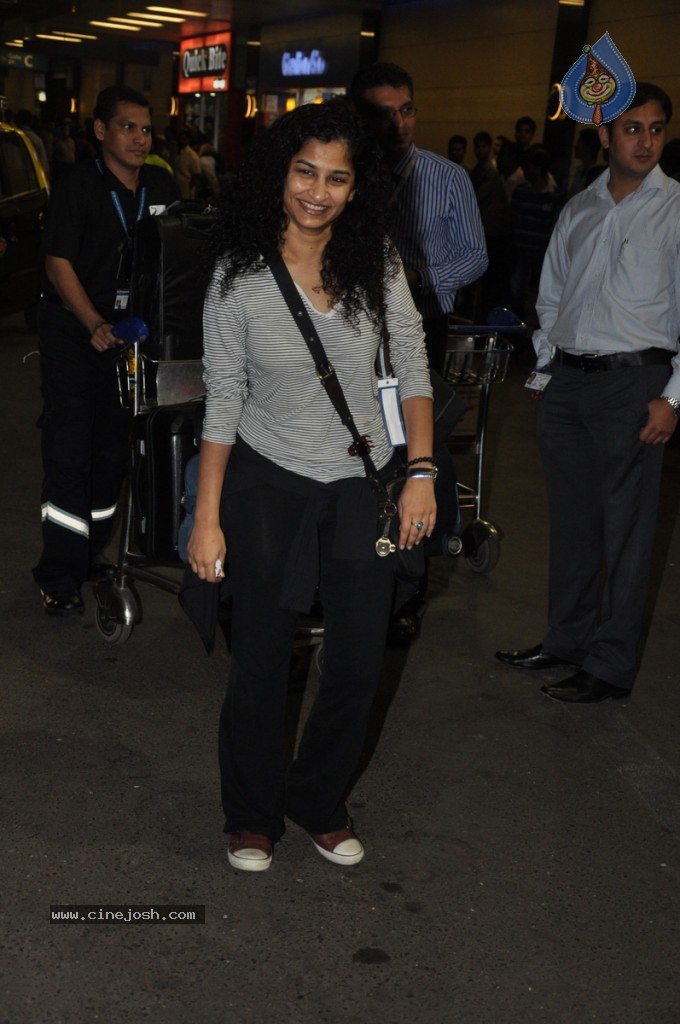 Bolly Celebs at Mumbai Airport - 4 / 31 photos