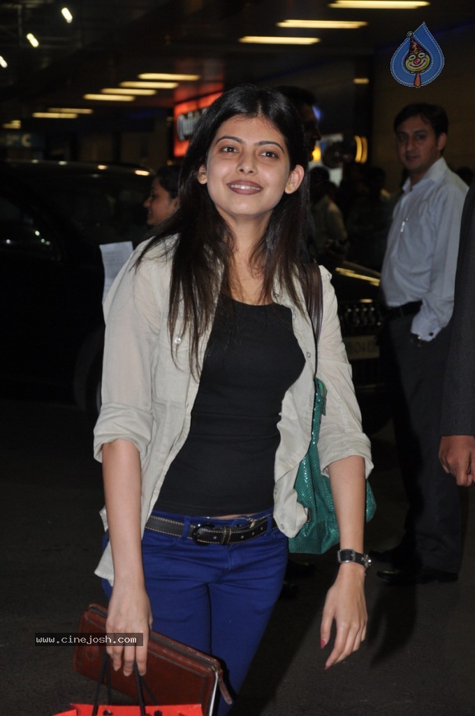 Bolly Celebs at Mumbai Airport - 6 / 31 photos