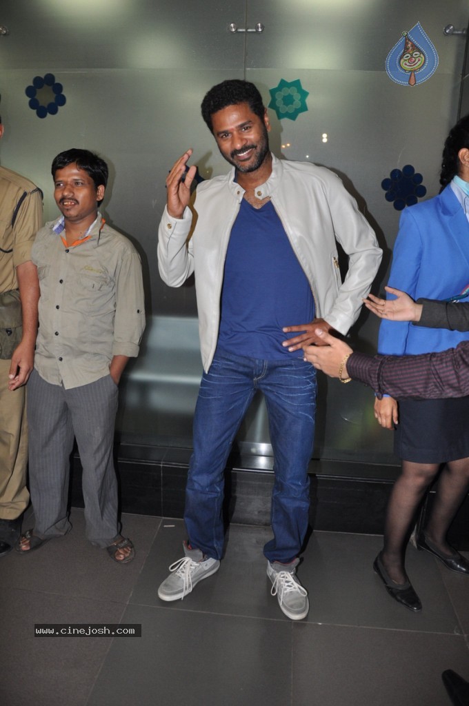 Bolly Celebs at Mumbai Airport - 11 / 31 photos