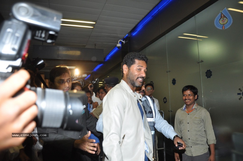 Bolly Celebs at Mumbai Airport - 15 / 31 photos
