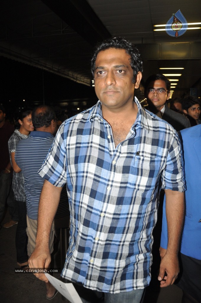 Bolly Celebs at Mumbai Airport - 18 / 31 photos