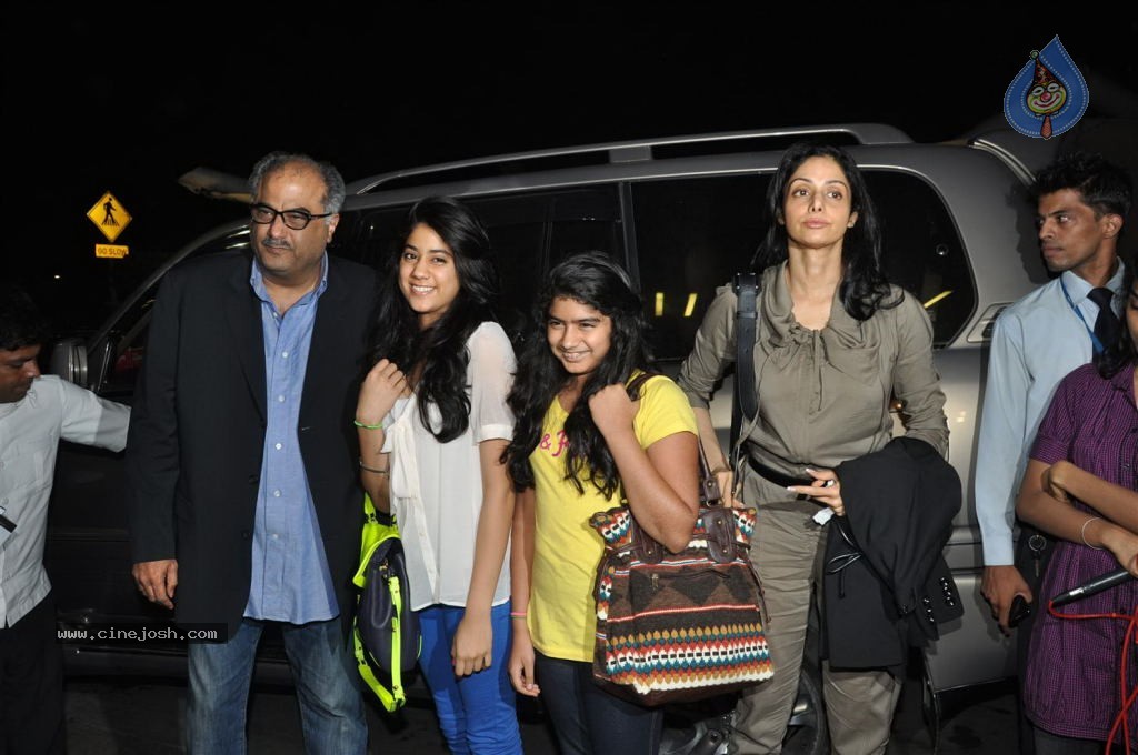 Bolly Celebs at Mumbai Airport - 2 / 40 photos
