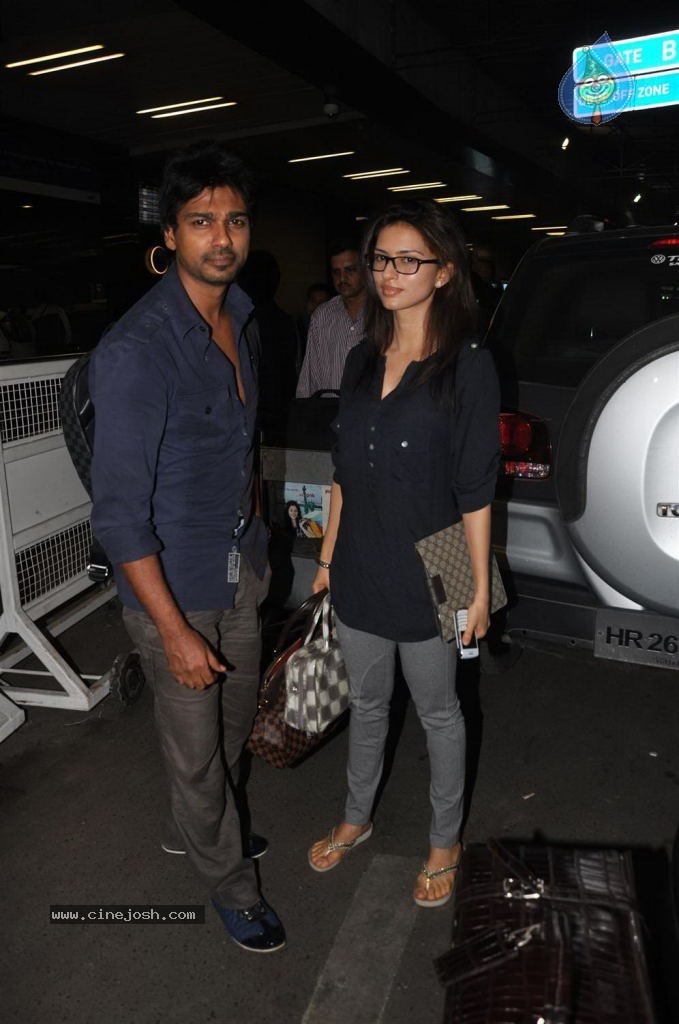 Bolly Celebs at Mumbai Airport - 7 / 40 photos