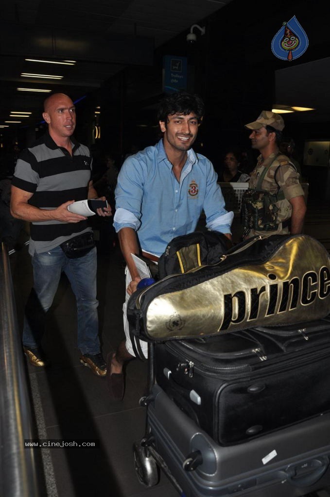 Bolly Celebs at Mumbai Airport - 10 / 40 photos