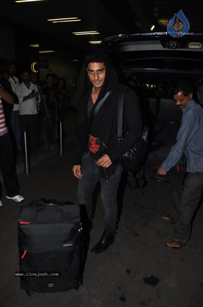 Bolly Celebs at Mumbai Airport - 12 / 40 photos