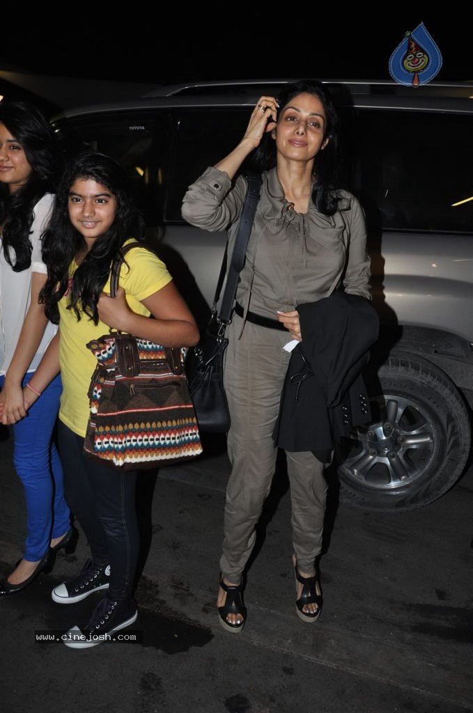 Bolly Celebs at Mumbai Airport - 14 / 40 photos