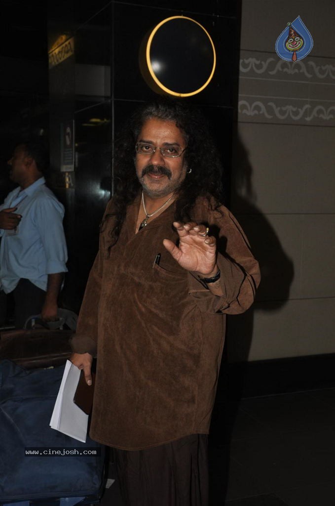 Bolly Celebs at Mumbai Airport - 16 / 40 photos