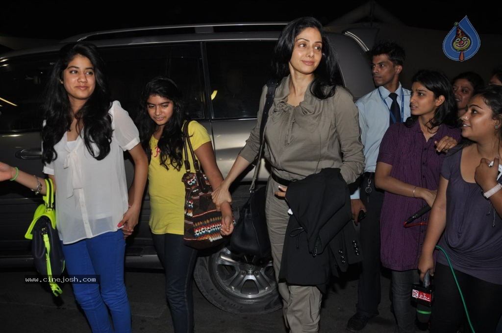 Bolly Celebs at Mumbai Airport - 18 / 40 photos