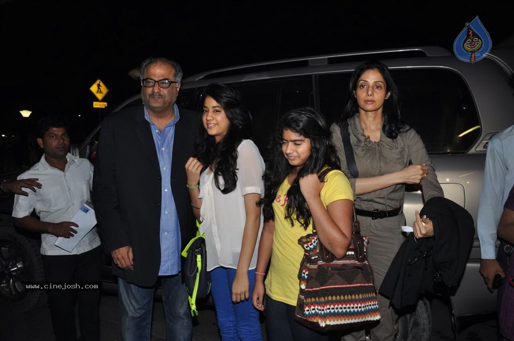 Bolly Celebs at Mumbai Airport - 19 / 40 photos