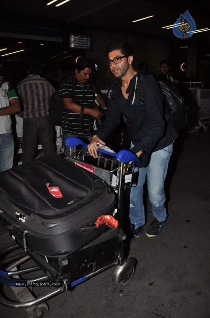 Bolly Celebs at Mumbai Airport - 23 / 40 photos