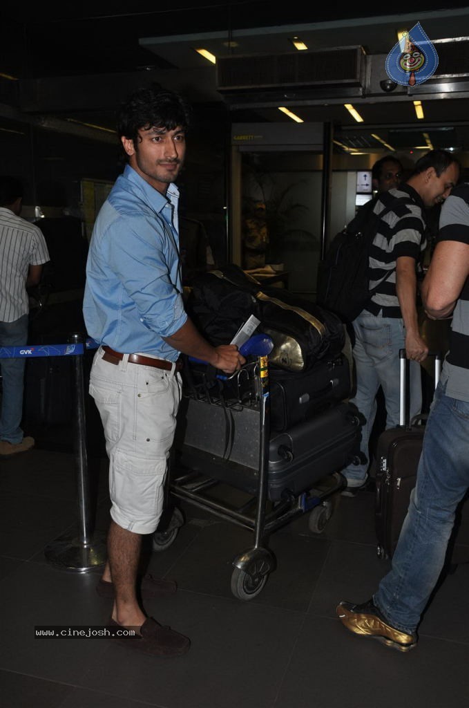 Bolly Celebs at Mumbai Airport - 29 / 40 photos