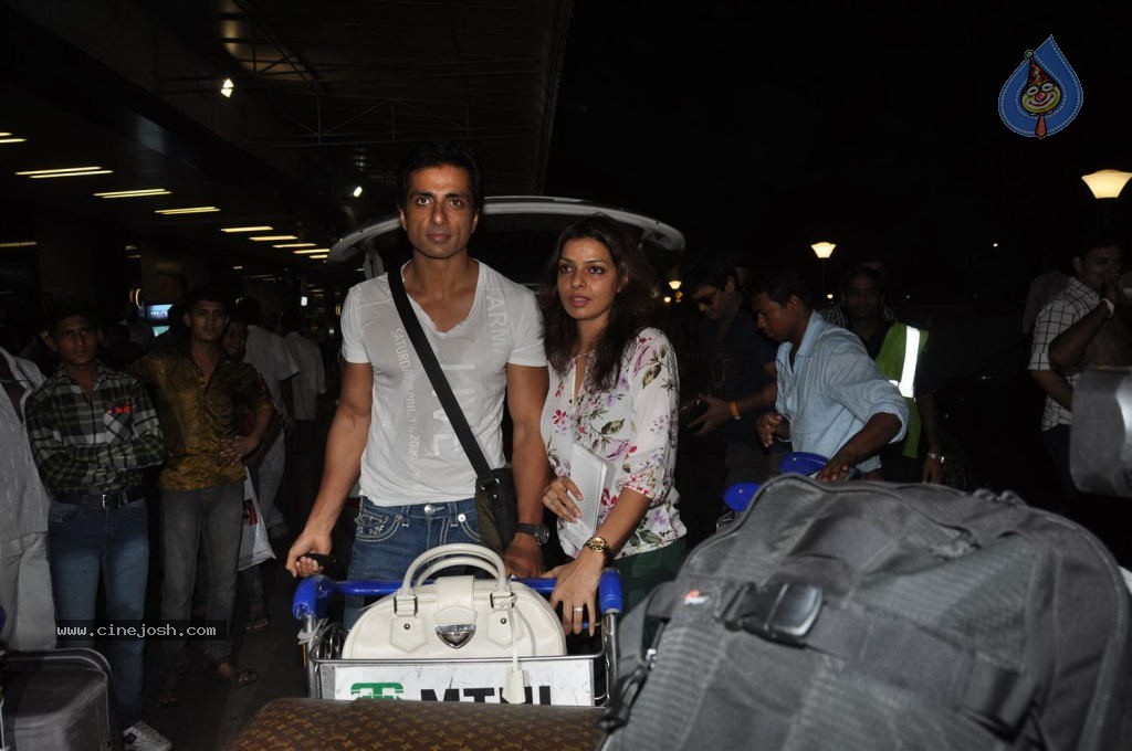 Bolly Celebs at Mumbai Airport - 30 / 40 photos