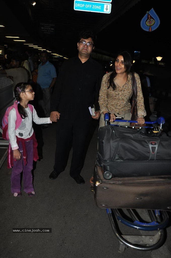 Bolly Celebs at Mumbai Airport - 33 / 40 photos