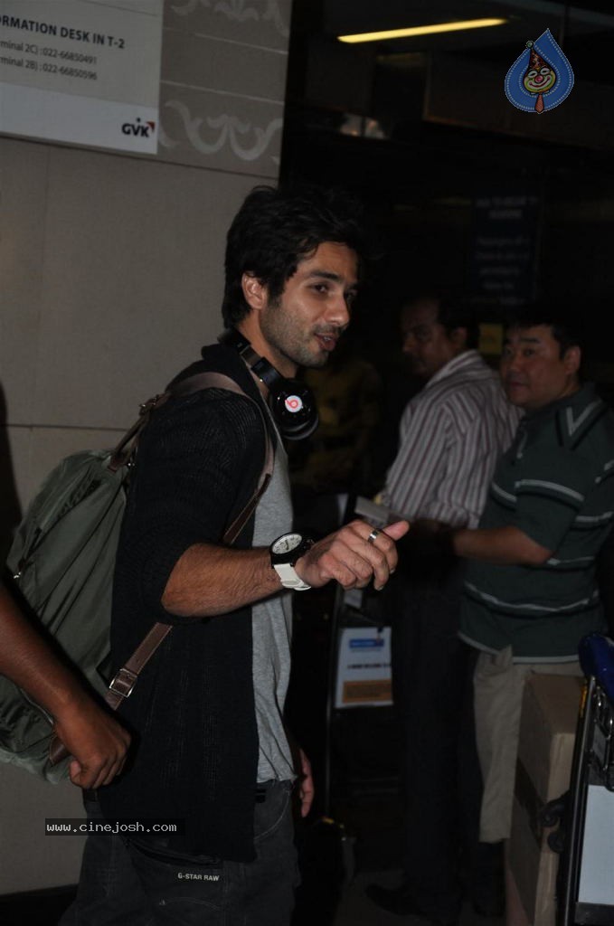Bolly Celebs at Mumbai Airport - 37 / 40 photos