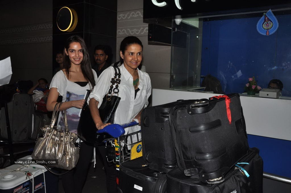 Bolly Celebs at Mumbai Airport - 39 / 40 photos