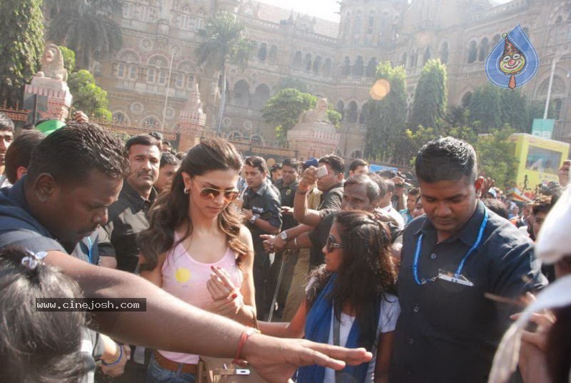 Bolly Celebs at Mumbai Marathon 2011 - 3 / 96 photos