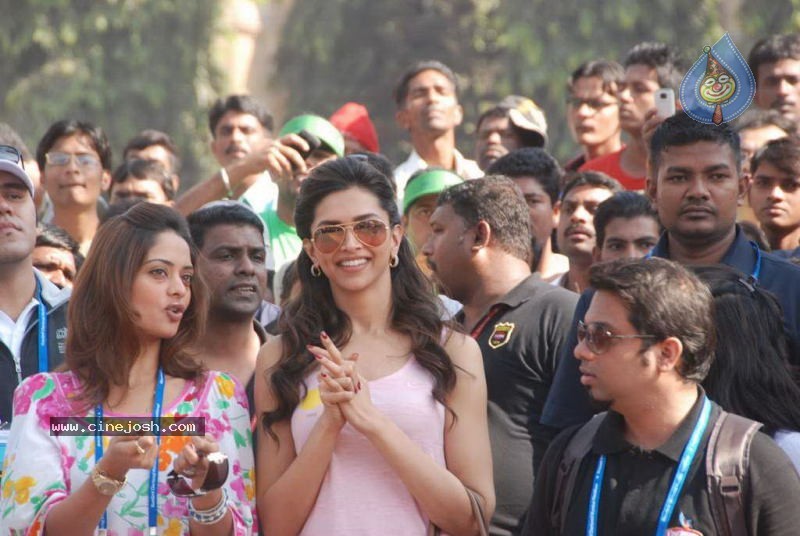 Bolly Celebs at Mumbai Marathon 2011 - 6 / 96 photos