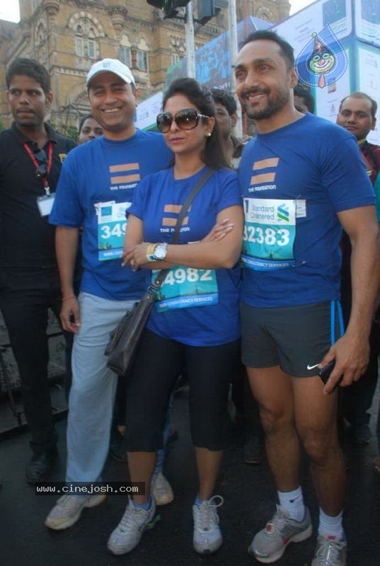 Bolly Celebs at Mumbai Marathon 2011 - 10 / 96 photos