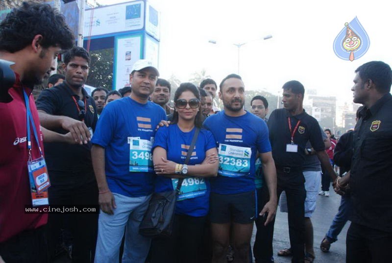 Bolly Celebs at Mumbai Marathon 2011 - 17 / 96 photos