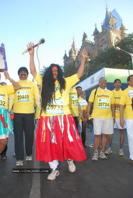 Bolly Celebs at Mumbai Marathon 2011 - 20 / 96 photos