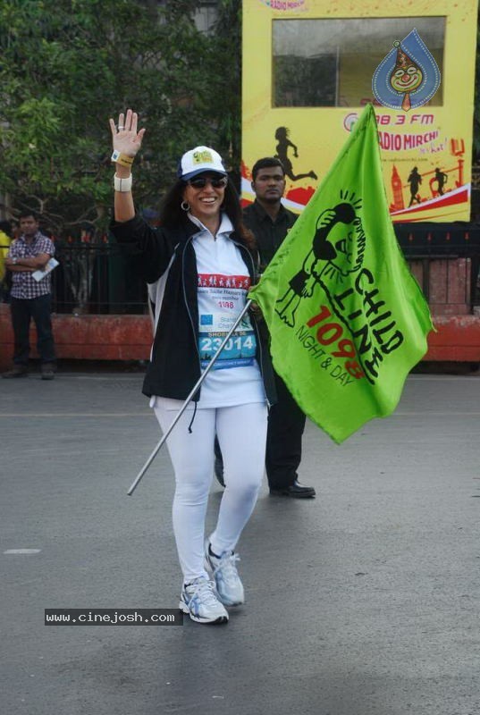 Bolly Celebs at Mumbai Marathon 2011 - 23 / 96 photos