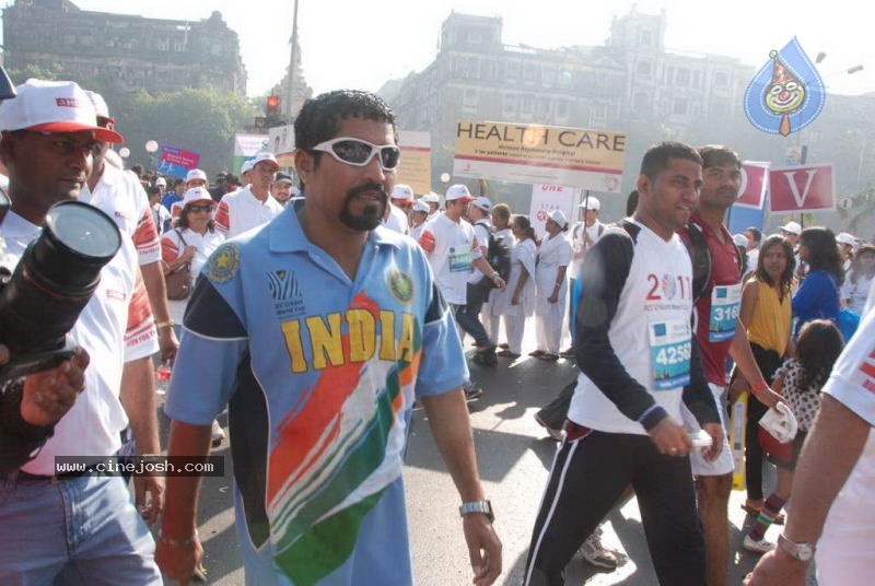 Bolly Celebs at Mumbai Marathon 2011 - 25 / 96 photos