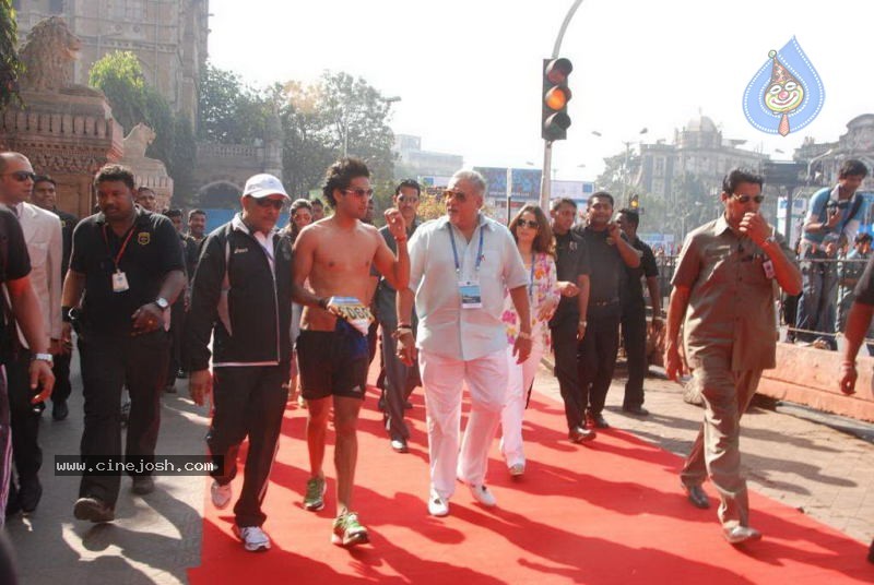 Bolly Celebs at Mumbai Marathon 2011 - 28 / 96 photos
