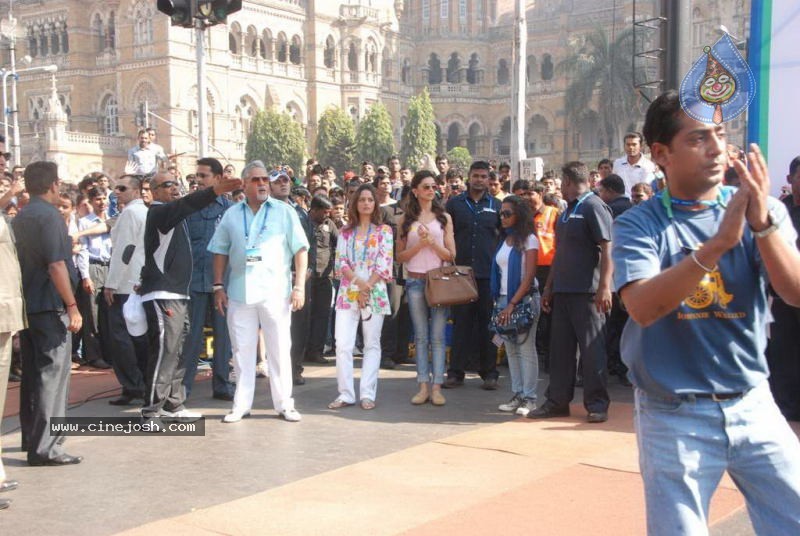 Bolly Celebs at Mumbai Marathon 2011 - 29 / 96 photos