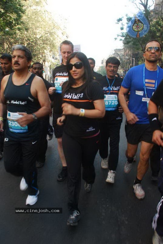 Bolly Celebs at Mumbai Marathon 2011 - 31 / 96 photos