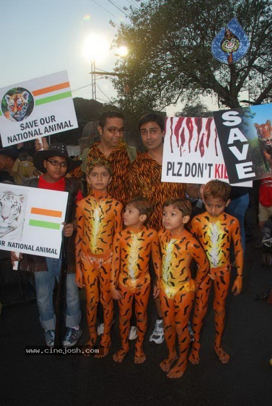Bolly Celebs at Mumbai Marathon 2011 - 37 / 96 photos