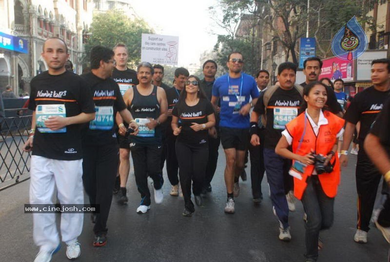 Bolly Celebs at Mumbai Marathon 2011 - 40 / 96 photos