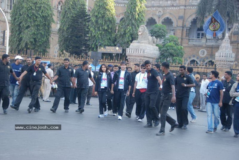 Bolly Celebs at Mumbai Marathon 2011 - 42 / 96 photos