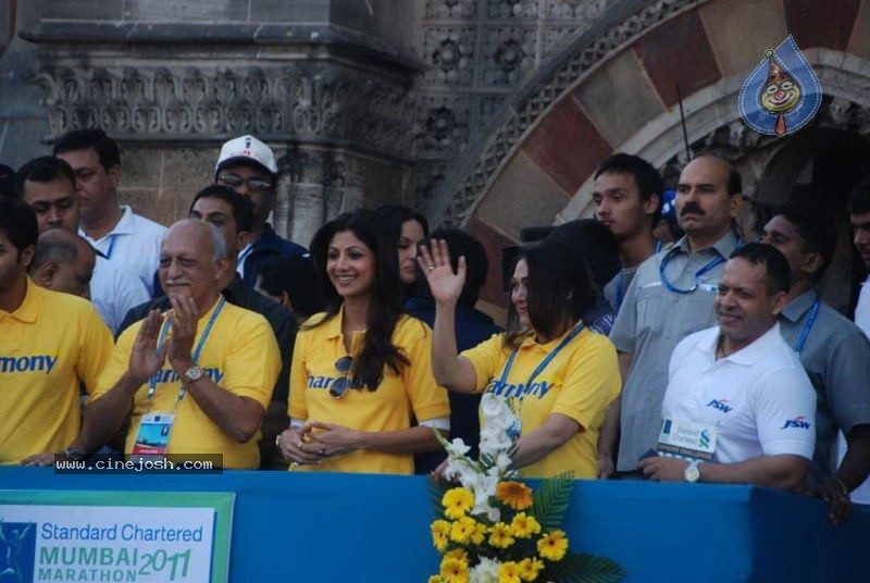 Bolly Celebs at Mumbai Marathon 2011 - 53 / 96 photos
