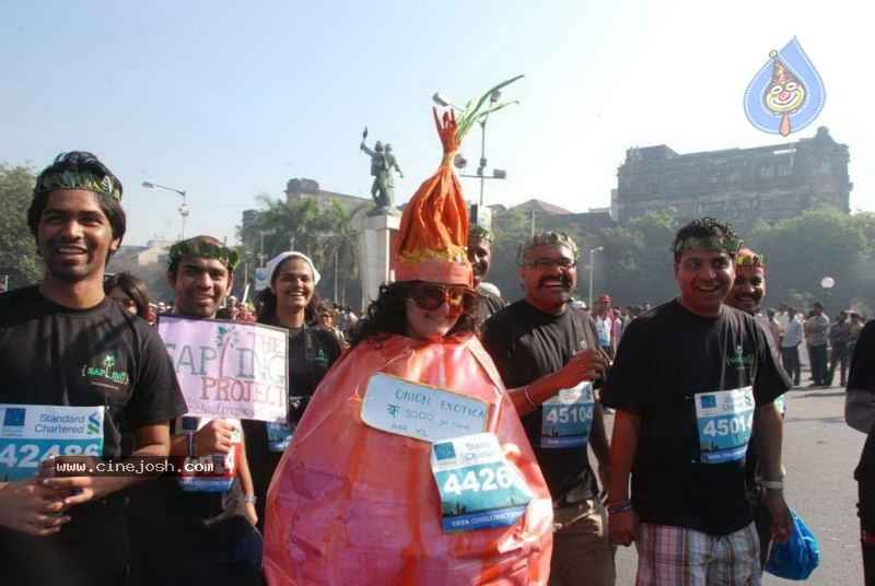 Bolly Celebs at Mumbai Marathon 2011 - 55 / 96 photos
