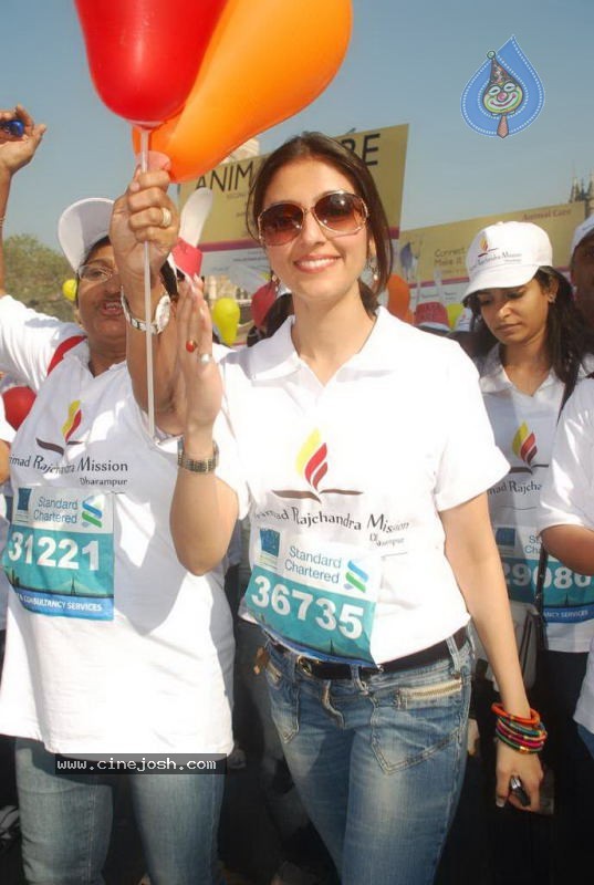 Bolly Celebs at Mumbai Marathon 2011 - 56 / 96 photos