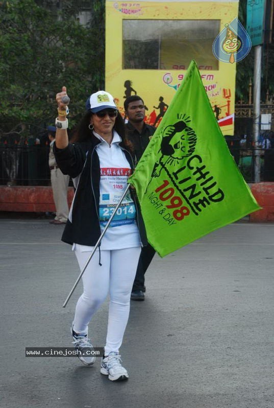 Bolly Celebs at Mumbai Marathon 2011 - 61 / 96 photos