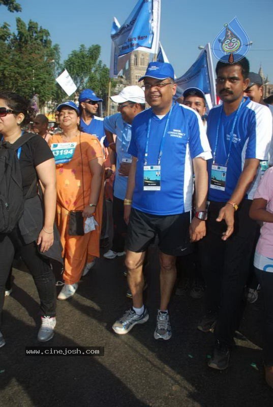 Bolly Celebs at Mumbai Marathon 2011 - 64 / 96 photos