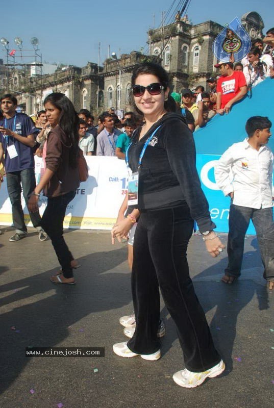Bolly Celebs at Mumbai Marathon 2011 - 66 / 96 photos