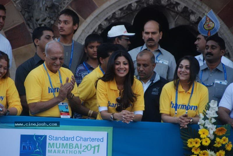 Bolly Celebs at Mumbai Marathon 2011 - 70 / 96 photos